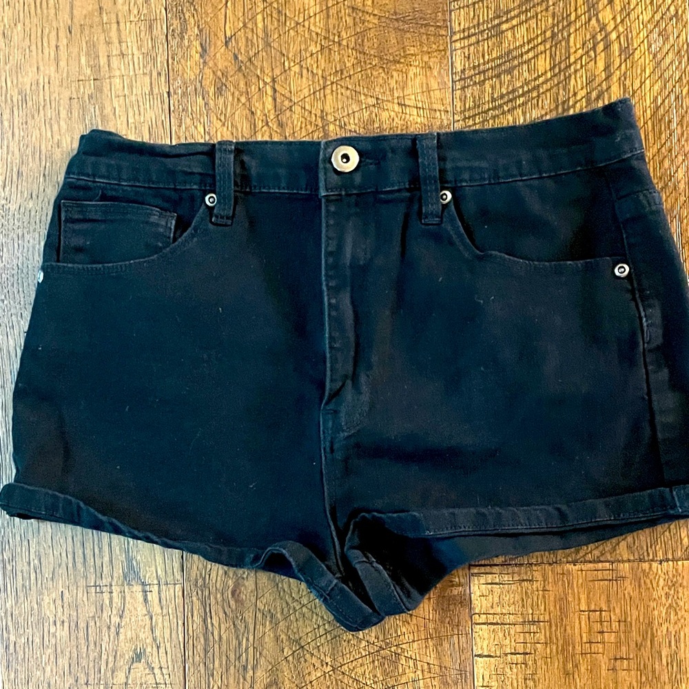 Short Black Cuffed Shorts. Size US 30